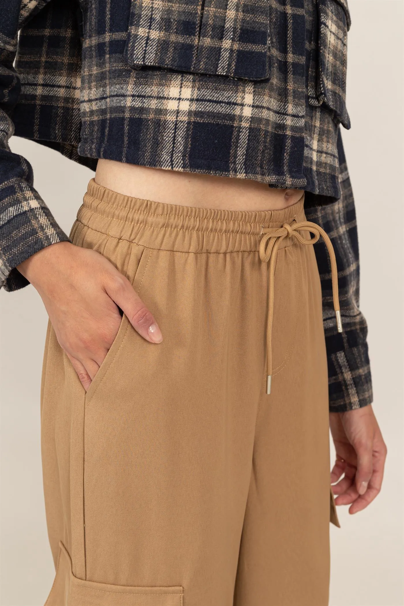 HF24A388-DRAWSTRING WIDE-LEG PANTS WITH POCKETS