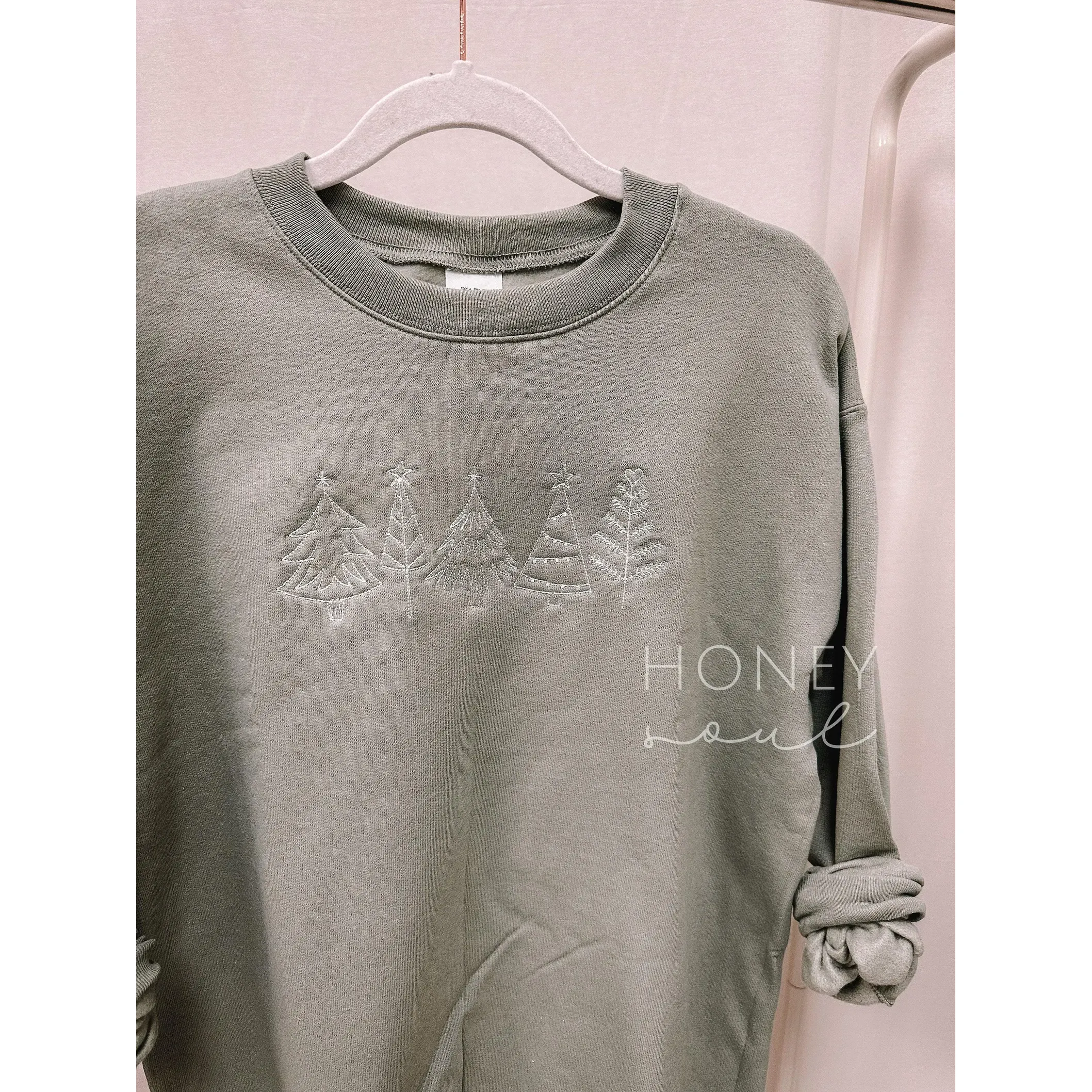 WOMEN'S EMBROIDERED CHRISTMAS TREE SWEATSHIRT